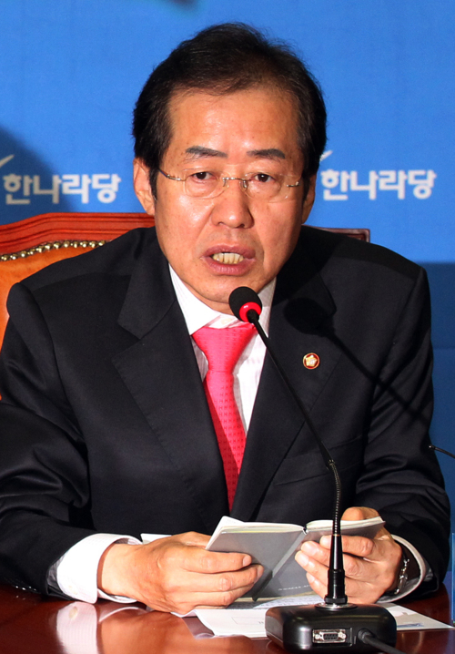<YONHAP PHOTO-0409> 홍준표 "청와대, 권력비리 특단대책 강구해야" (서울=연합뉴스) 전수영 기자 = 한나라당 홍준표 대표가 26일 오전 국회 당대표실에서 열린 최고위원회의에서 모두발언을 하고 있다. 홍 대표는 모두발언에서 "정권 후반기 권력비리와 측근비리, 고위공직자 비리, 친인척 비리 등 모든 사항에 대해 특단의 대책을 강구해줄 것을 청와대에 요청한다"고 말했다. 2011.9.26 swimer@yna.co.kr/2011-09-26 09:35:32/ <저작권자 ⓒ 1980-2011 ㈜연합뉴스. 무단 전재 재배포 금지.>\r\nHong Joon-pyo