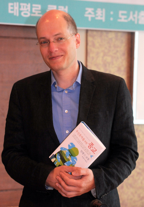 Swiss writer Alain de Botton poses during a press conference promoting his newly released book, “Religion for Atheists,” in central Seoul on Tuesday. (Ahn Hoon/The Korea Herald)