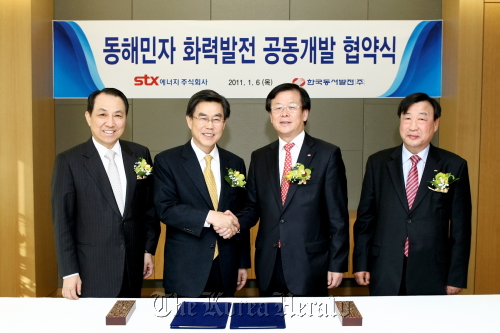 STX Group and Korea East-West Power Co. executives pose at the conglomerate’s office in Seoul after signing the deal for building the power plant in Donghae, Gangwon Province on Jan. 6. From left: STX Group chairman Kang Duk-soo, STX Energy CEO Lee Byung-ho, Korea East-West Power Co. CEO Lee Gil-gu and STX Energy and STX Heavy Industries chairman Lee Hee-beom.  STX Group