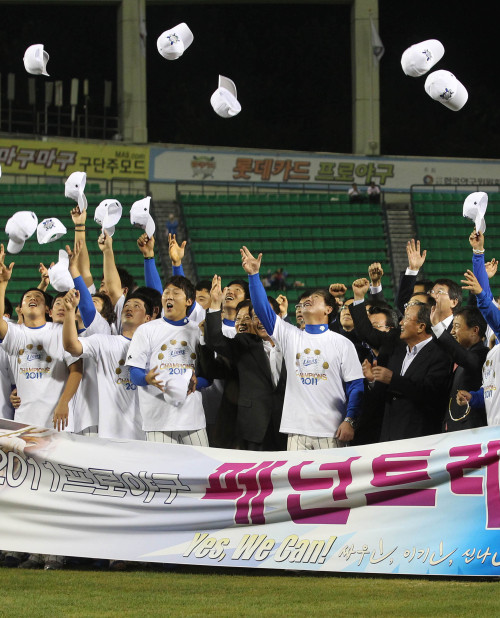 <YONHAP PHOTO-2158> 삼성, 2011 정규리그 우승! (서울=연합뉴스) 김현태 기자 = 27일 서울 잠실경기장에서 열린 2011 프로야구 삼성과 두산의 경기에서 삼성이 5:3 승리를 거두며 정규리그 우승을 확정지은 후 선수단이 기뻐하고 있다. 2011.9.27 mtkht@yna.co.kr/2011-09-27 22:14:22/ <저작권자 ⓒ 1980-2011 ㈜연합뉴스. 무단 전재 재배포 금지.>\r\nSamsung Lions players and officials celebrate after winning the KBO league championship at Jamsil Stadium on Tuesday.  Yonhap News