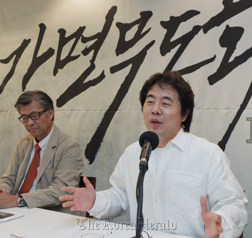 Baritone Ko Sung-hyun (right) speaks at a press conference in Seoul, Tuesday. On the left is “Un Ballo in Maschera” director Jang Su-dong.  National Opera Company of Korea