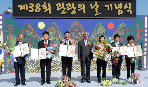 27일 경복궁내 흥례문 앞 특설무대에서 문화체육관광부주최, 한국관광협회중앙회주관으로 제 38회 관광의날 기념식이 열렸다.\r\n27일 경복궁내 흥례문 앞 특설무대에서 문화체육관광부주최, 한국관광협회중앙회주관으로 제 38회 관광의날 기념식이 열렸다.\r\n27일 경복궁내 흥례문 앞 특설무대에서 문화체육관광부주최, 한국관광협회중앙회주관으로 제 38회 관광의날 기념식이 열렸다.\r\n문화체육관광부 주최, 한국관광협회중앙회 주관으로 제 38회 관광의 날 기념식이 27일 경복궁 내 흥례문 앞 특설무대에서 열렸다.
