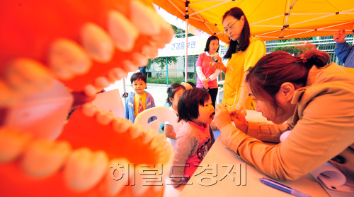 서초구는 28일 오전 잠원동 동아아파트에서 ‘찾아가는 보건소, 건강홍보관’을 운영해 아이들이 올바른 잇솔질을 배우고 있다. 건강홍보관은 주거공간으로 직접찾아가 연령대별 주민들이 자신의 생활습관과 건강상태를 점검해 질병을 조기발견하자는 취지로 마련됐다.<br />김명섭 기자 msiron@\r\n서초구는 28일 오전 잠원동 동아아파트에서 ‘찾아가는 보건소, 건강홍보관’을 운영해 아이들이 올바른 잇솔질을 배우고 있다. 건강홍보관은 주거공간으로 직접찾아가 연령대별 주민들이 자신의 생활습관과 건강상태를 점검해 질병을 조기발견하자는 취지로 마련됐다.\n김명섭 기자 msiron@\r\n서초구는 28일 오전 잠원동 동아아파트에서 ‘찾아가는 보건소, 건강홍보관’을 운영해 아이들이 올바른 잇솔질을 배우고 있다. 건강홍보관은 주거공간으로 직접찾아가 연령대별 주민들이 자신의 생활습관과 건강상태를 점검해 질병을 조기발견하자는 취지로 마련됐다.\n김명섭 기자 msiron@\r\n서울 서초구는 ‘찾아가는 보건소, 건강홍보관’을 운영해 28일 오전 잠원동 동아아파트에서 아이들의 치아를 살펴보고 있다. 건강홍보관은 주거공간으로 직접 찾아가 연령대별 주민들이 자신의 생활습관과 건강 상태를 점검해 질병을 조기 발견하자는 취지로 마련됐다. 김명섭 기자/msiron@heraldm.com