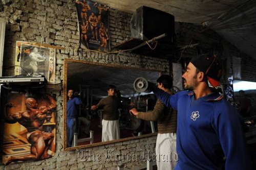 Afghan bodybuilders exercise at a bodybuilding club in Kabul. \n AFP-Yonhap News