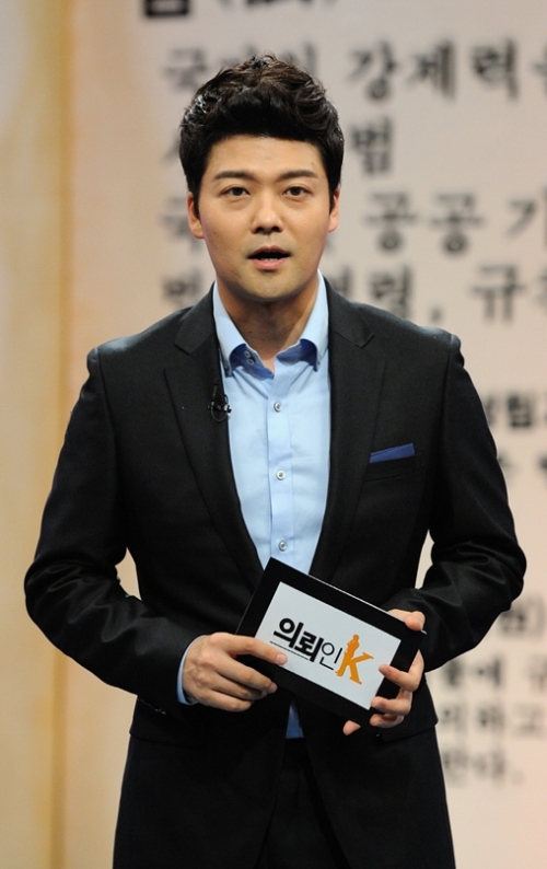 전현무 아나운서 KBS (아나운서) / 201109281152591001_1 / 전현무 아나운서, 라디오 생방펑크 “내부 징계 예상”