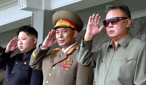 <YONHAP PHOTO-1398> 창건 63주년 노농적위대 열병식 (평양 조선중앙통신=연합뉴스) 북한은 9일 정권 창건 63주년을 맞아 평양 김일성광장에서 노농적위대 열병식을 진행했다. 김정일 국방위원장과 후계자 김정은 노동당 중앙군사위원회 부위원장 등이 주석단(귀빈석)에서 행사를 지켜보고 있다. 10일 조선중앙통신이 보도했다. 2011.9.10 photo@yna.co.kr/2011-09-10 13:28:06/ <저작권자 ⓒ 1980-2011 ㈜연합뉴스. 무단 전재 재배포 금지.>\r\nNorth Korean leader Kim Jong-il (right) and his son and heir apparent Jong-un (left) review a military parade during a ceremony to mark the 63rd anniversary of the foundation of the communist regime at Kim Il-sung Square in Pyongyang on Sept. 9.   Yonhap News