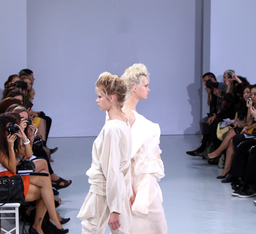 <YONHAP PHOTO-0656> (110927) -- PARIS, Sept. 27, 2011 (Xinhua) -- Models present creations by South Korean designer Moon Young Hee as part of her Spring/Summer 2012 women's ready-to-wear fashion collection during Paris Fashion Week in Paris, France, Sept. 27, 2011. (Xinhua/Gao Jing)/2011-09-28 08:52:47/ <저작권자 ⓒ 1980-2011 ㈜연합뉴스. 무단 전재 재배포 금지.>\r\nModels present creations by South Korean designer Moon Young-hee as part of her Spring/Summer 2012 women’s ready-to-wear fashion collection during Paris Fashion Week in Paris, France, Tuesday.  Xinhua-Yonhap News