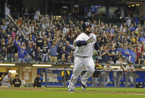 <YONHAP PHOTO-1045> Milwaukee Brewers' Prince Fielder tosses his bat and watches his two-run home run during the seventh inning of a baseball game against the Pittsburgh Pirates Tuesday, Sept. 27, 2011, in Milwaukee. It was Fielder's third home run of the game. (AP Photo/Jeffrey Phelps)/2011-09-28 12:00:57/ <저작권자 ⓒ 1980-2011 ㈜연합뉴스. 무단 전재 재배포 금지.>\r\nBrewers first baseman Prince Fielder watches his third homer of the game against the Pittsburgh Pirates on Tuesday.  AP-Yonhap News