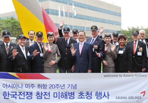 아시아나항공이 LA노선 취항 20주년을 맞이해 지난 28일 아시아나타운 본사에 한국전쟁 미국 참전용사 9명을 초청했다. 이날 초청된 미 해병대 1사단 출신의 참전용사는 한국전쟁 당시 한국 해병대와 인천상륙작전을 펼치며 김포비행장 탈환 작전, 9ㆍ28 서울수복작전 등에서 선봉에 섰던 부대다. 특히 9명의 방문단 중 찰스 버긴 예비역 중사는 각종 중요한 전투에서 큰 공을 세운 인물로 유명하다.