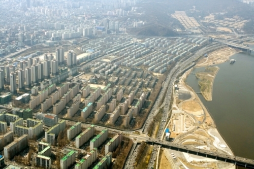 그간 답보상태에 머물던 반포주공1단지 3주구 재건축 관련 사업이 10월께부터 재시동에 들어갈 전망이다. 추진위는 다음달 초 소집한 추진위원회의에서 설계자 선정방법에 대한 안건이 통과하는대로 주민 동의서 접수 작업에 들어갈 계획이라고 밝혔다.