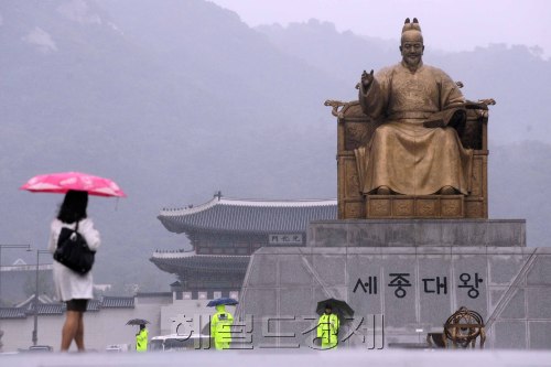 가을비가 내린다. 29일 오전 서울 광화문 인근으로 출근하는 시민들이 우산을 쓴 채 가을비를 즐기며 출근을 하고 있다. 박해묵 기자/mook@heraldm.com\r\n가을비가 내린다. 29일 오전 서울 광화문 인근으로 출근하는 시민들이 우산을 쓴 채 가을비를 즐기며 출근을 하고 있다. 박해묵 기자/mook@heraldm.com\r\n가을비가 내린다. 29일 오전 서울 광화문 인근으로 출근하는 시민이 우산을 쓴 채 가을비의 운치를 즐기고 있다.  \n박해묵 기자/mook@heraldm.com