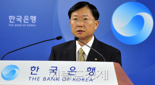 29일 오전 한국은행 기자실에서 양재룡 금융통계부장이 8월 국제수지동향에 대한 브리핑을 하고 있다.<br />김명섭 기자 msiron@\r\n29일 오전 한국은행 기자실에서 양재룡 금융통계부장이 8월 국제수지동향에 대한 브리핑을 하고 있다.\n김명섭 기자 msiron@\r\n한국은행은 29일 오전 ‘8월 국제수지 동향’을 발표했다. 양재룡 한국은행 금융통계부장이 8월 국제수지 움직임에 대해 브리핑을 하고 있다.  김명섭 기자/msiron@\r\n한국은행은 29일 오전 ‘8월 국제수지 동향’을 발표했다. 양재룡 한국은행 금융통계부장이 8월 국제수지 움직임에 대해 브리핑을 하고 있다.  김명섭 기자/msiron@