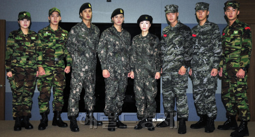 국방부는 29일 브리핑실에서 신형전투복을 선보였다. 가운데 디지털무늬가 신형전투복이다.<br />김명섭 기자 msiron@\r\n국방부는 29일 브리핑실에서 신형전투복을 선보였다. 가운데 디지털무늬가 신형전투복이다.\n김명섭 기자 msiron@