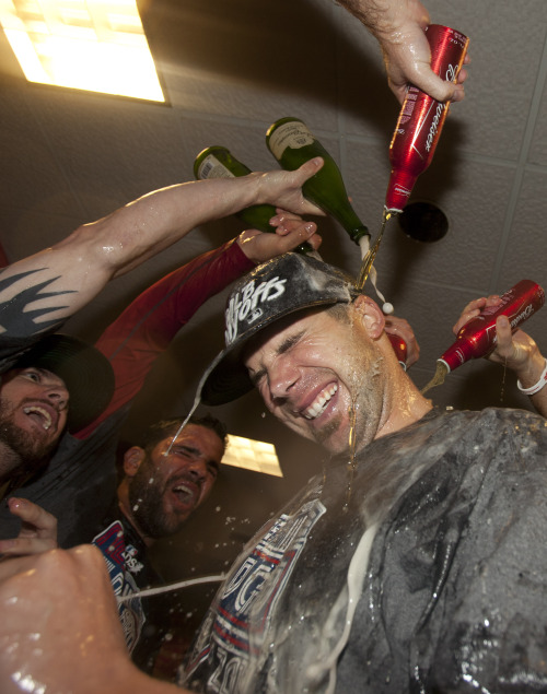 <YONHAP PHOTO-1181> St. Louis Cardinals' Chris Carpenter is drenched as the team celebrates after clinching the National League wild card after a baseball game against the Houston Astros, Wednesday, Sept. 28, 2011, in Houston. (AP Photo/David J. Phillip)/2011-09-29 13:41:10/ <저작권자 ⓒ 1980-2011 ㈜연합뉴스. 무단 전재 재배포 금지.>\r\nSt. Louis Cardinals pitcher Chris Carpenter celebrates after his team clinched the National League wild card. AP-Yonhap News