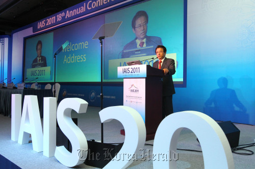 Financial Supervisory Service Gov. Kwon Hyouk-se delivers a welcome speech at the opening ceremony of the 2011 International Association of Insurance Supervisors at COEX, southern Seoul, on Thursday.   Yonhap News