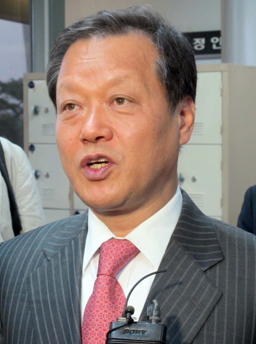 <YONHAP PHOTO-0957> 법원 선고에 대한 입장을 밝히는 최열 환경재단 대표 (서울=연합뉴스) 나확진 기자 = 서울고법 형사3부(최규홍 부장판사)는 29일 부동산 개발사의 사업 추진과 관련해 협조를 해주고 그 대가로 돈을 받은 혐의(특가법상 알선수재 등)로 불구속 기소된 최열(62) 환경재단 대표에게 1심과 달리 징역 1년과 추징금 1억3천만원을 선고했다. 재판부는 다만 1, 2심의 결론이 달라 상고심 판단 때까지 방어권 보장이 필요하고, 그동안 재판에 임하는 태도로 봐 도주 우려는 없다고 보고 실형선고에도 불구하고 법정에서 구속하지는 않았다. 사진은 선고 직후 입장을 밝히는 최 대표의 모습. 2011.9.29 rao@yna.co.kr/2011-09-29 11:37:51/ <저작권자 ⓒ 1980-2011 ㈜연합뉴스. 무단 전재 재배포 금지.>\r\nChoi Yul
