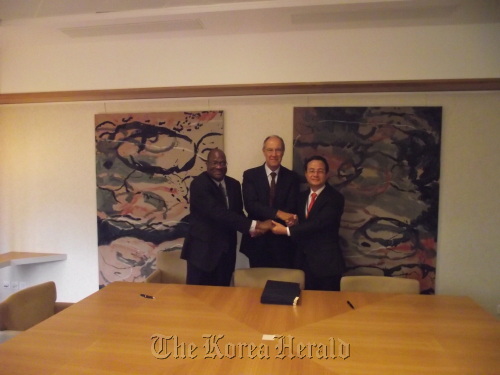 KIPO commissioner Lee Soo-won (right) holds hands with Francis Gurry (center), director-general of the WIPO and Gift Sivanda, director-general of ARIPO after signing an MOU on three-way cooperation in Geneva on Wednesday.     KIPO