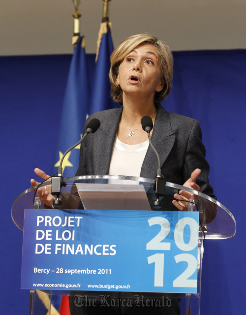 <YONHAP PHOTO-0369> French Budget Minister Valerie Pecresse delivers her speech to present France's 2012 budget, at a press conference held in Paris, Wednesday Sept. 28, 2011. The French government proudly presented next year's budget as the first to cut spending since World War II, as it tries to convince nervous investors that it will get its debts under control.(AP Photo/Remy de la Mauviniere)/2011-09-29 05:45:33/ <저작권자 ⓒ 1980-2011 ㈜연합뉴스. 무단 전재 재배포 금지.>\r\nFrench Budget Minister Valerie Pecresse.\n AP-Yonhap News
