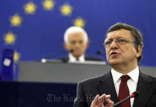 <YONHAP PHOTO-0213> Jose Manuel Barroso, President of the executive European Commission, delivers a speech at the European Parliament in Strasbourg, Wednesday, Sept. 28, 2011. Barroso called for closer political and financial unification in Europe, as fractures emerged Wednesday among leaders on how to solve Greece's debt crisis. (AP Photo)/2011-09-29 05:22:21/ <저작권자 ⓒ 1980-2011 ㈜연합뉴스. 무단 전재 재배포 금지.>\r\nJose Manuel Barroso, President of the executive European Commission, delivers a speech at the European Parliament in Strasbourg on Wednesday.  AP-Yonhap News