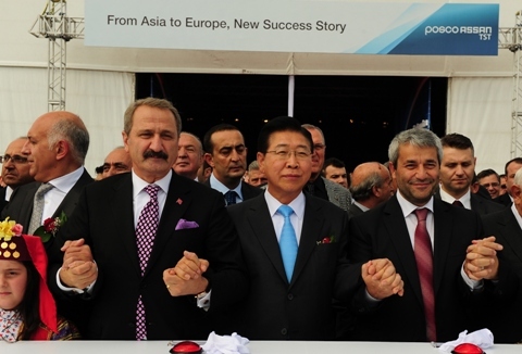 POSCO chief executive Chung Joon-yang (center), Turkish Economy Minister Zafer Caglayan (left), and Turkish Industry and Trade Minister Nihat Ergun hold hands at a groundbreaking ceremony for the steelmaker’s stainless mill on Wednesday in Izmit, Turkey.   (POSCO)