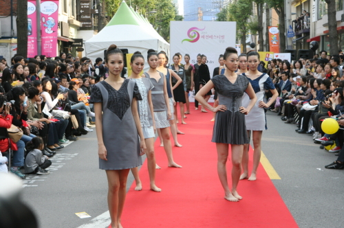 Models on the runway during the 2010 Gangnam Fashion Festival Week     (Gangnam District Office)
