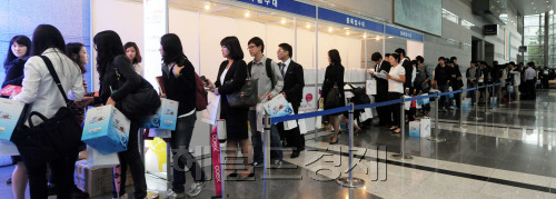 29일 오전 서울 삼성동 코엑스에서 지식경제부 주최, KOTRA 주관으로 '2011 외국인투자기업 채용박람회'가 열리고 있다./ 안훈기자 rosedale@ 2011.09.29\r\n29일 오전 서울 삼성동 코엑스에서 지식경제부 주최, KOTRA 주관으로 '2011 외국인투자기업 채용박람회'가 열리고 있다./ 안훈기자 rosedale@ 2011.09.29\r\n29일 오전 서울 삼성동 코엑스에서 지식경제부 주최, KOTRA 주관으로 '2011 외국인투자기업 채용박람회'가 열리고 있다./ 안훈기자 rosedale@ 2011.09.29
