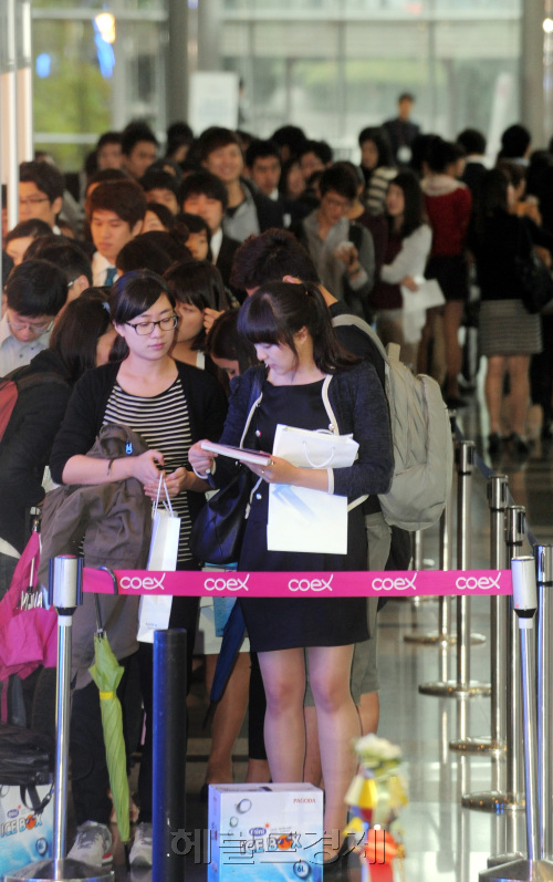 29일 오전 서울 삼성동 코엑스에서 지식경제부 주최, KOTRA 주관으로 '2011 외국인투자기업 채용박람회'가 열리고 있다./ 안훈기자 rosedale@ 2011.09.29\r\n29일 오전 서울 삼성동 코엑스에서 지식경제부 주최, KOTRA 주관으로 '2011 외국인투자기업 채용박람회'가 열리고 있다./ 안훈기자 rosedale@ 2011.09.29\r\n29일 오전 서울 삼성동 코엑스에서 지식경제부 주최, KOTRA 주관으로 '2011 외국인투자기업 채용박람회'가 열리고 있다./ 안훈기자 rosedale@ 2011.09.29