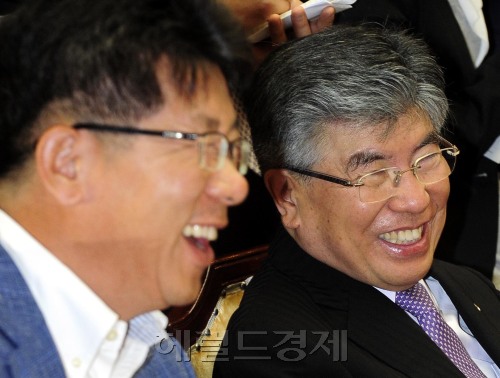 김중수 한국은행 총재가 30일 오전 서울 소공동 한국은행에서 열린 중소기업CEO 간담회에서 참석자들과 이야기를 나누고 있다. 박해묵 기자/mook@heraldm.com\r\n김중수 한국은행 총재가 30일 오전 서울 소공동 한국은행에서 열린 중소기업CEO 간담회에서 참석자들과 이야기를 나누고 있다. 박해묵 기자/mook@heraldm.com