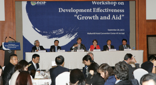 한국수출입은행은 29일 서울 쉐라톤 워커힐 호텔에서 ‘성장과 원조(Growth and Aid)’라는 주제로 ‘개발효과성에 대한 국제워크숍(Workshop on Development Effectiveness)’을 개최했다. 주요 발표자들이 열띤 토론을 펼치고 있다. 왼쪽부터 아라카와 JICA 특별고문, 심섭 수출입은행 경협기획본부장, 박동규 한양대 교수, 윤혜란 외교통상부 개발협력국 심의관, 권혁주 서울대 행정대학원 교수, 이성훈 인권재단 이사.