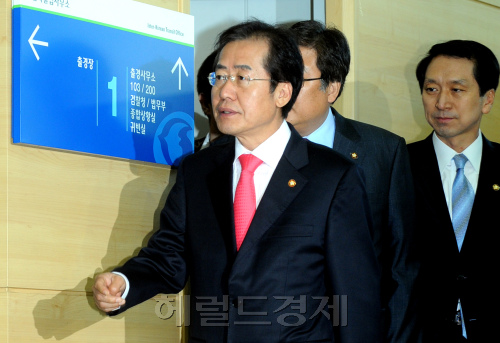 홍준표 한나라당 대표가 30일 개성공단을 방문하기위해 남북출입사무소에서 출경을 하고 있다. 박현구 기자phko@heraldm.com 2011.09.30\r\n홍준표 한나라당 대표가 30일 개성공단을 방문하기위해 남북출입사무소에서 출경을 하고 있다. 박현구 기자phko@heraldm.com 2011.09.30\r\n홍준표 한나라당 대표가 30일 개성공단을 방문하기 위해 남북출입사무소를 떠나고 있다.  박현구 기자/phko@heraldm.com