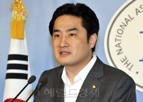 성희롱 및 여성비하발언 파문으로 출당까지 거론되는 한나라당 강용석 의원이 20일 오후 국회 정론관에서 자신의 입장을 밝히는 기자회견을 하고 있다.양동출dcyang@heraldm.com/100720/\r\n성희롱 및 여성비하발언 파문으로 출당까지 거론되는 한나라당 강용석 의원이 20일 오후 국회 정론관에서 자신의 입장을 밝히는 기자회견을 하고 있다.양동출dcyang@heraldm.com/100720/