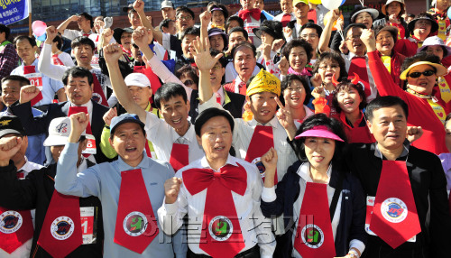 30일 서울 구로구 구로디지털단지 일대에서 벤처인 넥타이 마라톤대회가 열려 출발전 직장인 및 지역주민들이 넥타이를 메고 열띤 응원을 펼치고 있다.<br />김명섭 기자 msiron@\r\n30일 서울 구로구 구로디지털단지 일대에서 벤처인 넥타이 마라톤대회가 열려 출발전 직장인 및 지역주민들이 넥타이를 메고 열띤 응원을 펼치고 있다.\n김명섭 기자 msiron@