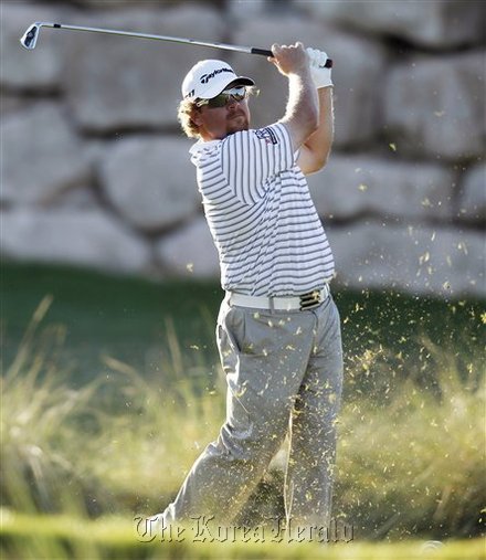 William McGirt hits a shot on the 17th hole during the first round at TPC Summerlin in Las Vegas on on Thursday.  AP-Yonhap News