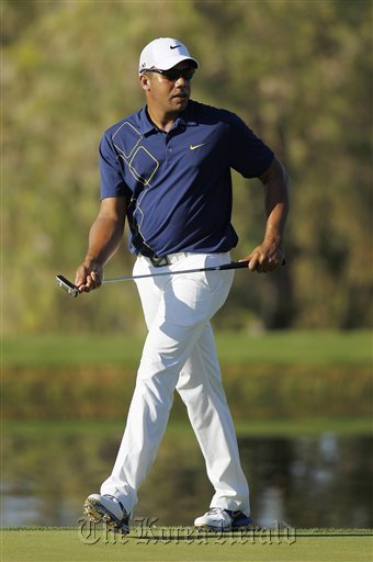 Jhonattan Vegas plays on the 17th green during the first round at TPC Summerlin in Las Vegas.