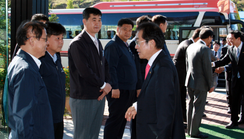 <YONHAP PHOTO-1946> 홍준표, 개성공단 방문 (개성=연합뉴스) 한나라당 홍준표 대표가 30일 개성공단을 방문해 공단 공단대표들과 인사하고 있다. 2011.9.30 << 통일부제공 >> swimer@yna.co.kr/2011-09-30 17:42:06/ <저작권자 ⓒ 1980-2011 ㈜연합뉴스. 무단 전재 재배포 금지.>\r\nHong Joon-pyo (front, right), chairman of the ruling Grand National Party, talks with South Korean company officials in the Gaeseong Industrial Complex in North Korea on Friday.  Ministry of National Unification
