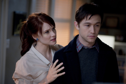 Bryce Dallas Howard (left) and Joseph Gordon-Levitt, star in “50/50.”\r\n(Summit Entertainment/MCT)