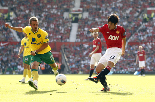 <YONHAP PHOTO-0011> Manchester United's Ji-Sung Park, right, hits a shot past Norwich City's David Fox during their English Premier League soccer match at Old Trafford Stadium, Manchester, England, Saturday Oct. 1, 2011. (AP Photo/Jon Super)/2011-10-02 00:08:05/ <저작권자 ⓒ 1980-2011 ㈜연합뉴스. 무단 전재 재배포 금지.>\r\nManchester United’s Park Ji-sung attempts a shot on goal against Norwich City.  AP-Yonhap News