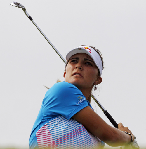 <YONHAP PHOTO-0164> FILE - In this Sept. 18, 2011, file photo, Lexi Thompson watches her approach shot to the third hole during the final round of the Navistar LPGA Classic golf tournament at Capitol Hill at the Robert Trent Jones Golf Trail in Prattville, Ala. Thompson will be going to work full-time on the LPGA Tour next year. The 16-year-old Thompson asked the LPGA to waive its requirement that members be at least 18 to join. LPGA commissioner Mike Whan approved the petition on Friday, one day after Thompson filed it. (AP Photo/Dave Martin, File)/2011-10-01 02:32:21/ <저작권자 ⓒ 1980-2011 ㈜연합뉴스. 무단 전재 재배포 금지.>\r\nLexi Thompson