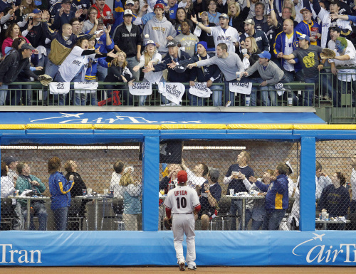 <YONHAP PHOTO-0625> Arizona Diamondbacks right fielder Justin Upton (10) watches a two-run home run ball fly into the crowd off the bat of Milwaukee Brewers' Prince Fielder in the seventh inning of Game 1 of baseball's National League division series, Saturday, Oct. 1, 2011, in Milwaukee. (AP Photo/The Arizona Republic, Rob Schumacher) MARICOPA COUNTY OUT; MAGS OUT; NO SALES/2011-10-02 07:45:29/ <저작권자 ⓒ 1980-2011 ㈜연합뉴스. 무단 전재 재배포 금지.>\r\nArizona Diamondbacks right fielder Justin Upton watches a two-run home run off the bat of Milwaukee Brewers first baseman Prince Fielder in the seventh inning. AP-Yonhap News