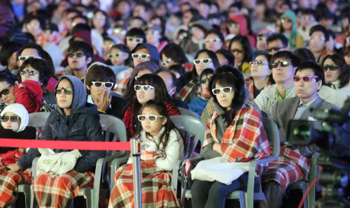 <YONHAP PHOTO-0664> LG전자, 대규모 3D영화 상영회 (서울=연합뉴스) 최재구 기자 = 1일 밤 서울광장에서 열린 '시네마 3D와 함께하는 서울시 좋은 영화 감상회'에서 시민이 3D안경을 쓰고 단체 영화 관람을 하고 있다. LG전자 관계자는 "대규모 인원이 동시에 관람할 수 있다는 시네마 3D의 장점을 부각하기 위해 이번 행사를 준비했다"며 "국내 3D영화 최다관람 기네스 기록인 3천 513명을 넘어설 수 있을지도 주목된다"고 전했다. 2011.10.2 jjaeck9@yna.co.kr/2011-10-02 09:13:27/ <저작권자 ⓒ 1980-2011 ㈜연합뉴스. 무단 전재 재배포 금지.>\r\nSeoul citizens donned 3-D glasses to watch films at Seoul Plaza on Saturday at an event hosted by LG Electronics to promote its Cinema 3-D televisions.  Yonhap News