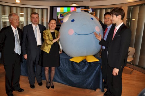 French Ambassador Elisabeth Laurin (third from left) is accompanied by (from left to right) President of COFRES Jose Freches who is in charge of the French pavilion,architect of the pavilion David-Pierre Jalicon, Laurin, the mascot Sogeumi, and Yeosu 2012 organizing committee director Kwon Young-dae. (Yoav Cerralbo/The Korea Herald)