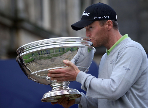 <YONHAP PHOTO-0090> Northern Ireland's Michael Hoey celebrates winning the Dunhill Links Golf Championships at St Andrews, Scotland Sunday Oct. 2, 2011. Michael Hoey held off compatriots Rory McIlroy and Graeme McDowell to win the Dunhill Links Golf Championship as Northern Irish players continued their run of success. (AP Photo/David Cheskin/PA Wire) UNITED KINGDOM OUT NO SALES NO ARCHIVE/2011-10-03 05:47:49/ <저작권자 ⓒ 1980-2011 ㈜연합뉴스. 무단 전재 재배포 금지.>