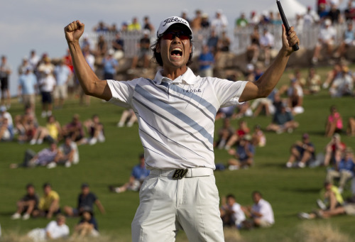<YONHAP PHOTO-0279> Kevin Na reacts after sinking a putt on the 18th green to win the Justin Timberlake Shriners Hospitals for Children Open golf tournament, Sunday, Oct. 2, 2011, in Las Vegas. Na finished 23 under par for the tournament, two strokes better than Nick Watney. (AP Photo/Julie Jacobson)/2011-10-03 08:42:54/ <저작권자 ⓒ 1980-2011 ㈜연합뉴스. 무단 전재 재배포 금지.>\r\nKevin Na reacts after sinking a putt on the 18th green to win the Justin Timberlake Shriners Hospitals for Children Open golf tournament in Las Vegas on Sunday.  AP-Yonhap News