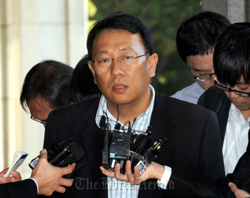 신재민 전 문화체육관광부 차관 등 현정부 인사들에게 금품과 향응을 제공했다고 주장한 이국철 SLS그룹 회장이 3일 오전 서울중앙지검에 출석하면서 기자들의 질문에 대답하고 있다. 이날 이 회장은 신 전 차관이 사용했다는 SLS그룹의 법인카드 전표 등 증빙자료를 제출할 것으로 알려졌다. 검찰은 지난 달 23일 이국철 회장을 소환해 조사했었다. 박현구 기자phko@heraldm.com 2011.10.3\r\nSLS Chairman Lee Kook-chul talks to reporters before entering the Seoul Central Prosecutors’ Office in southern Seoul Monday.  Park Hyun-koo/The Korea Herald