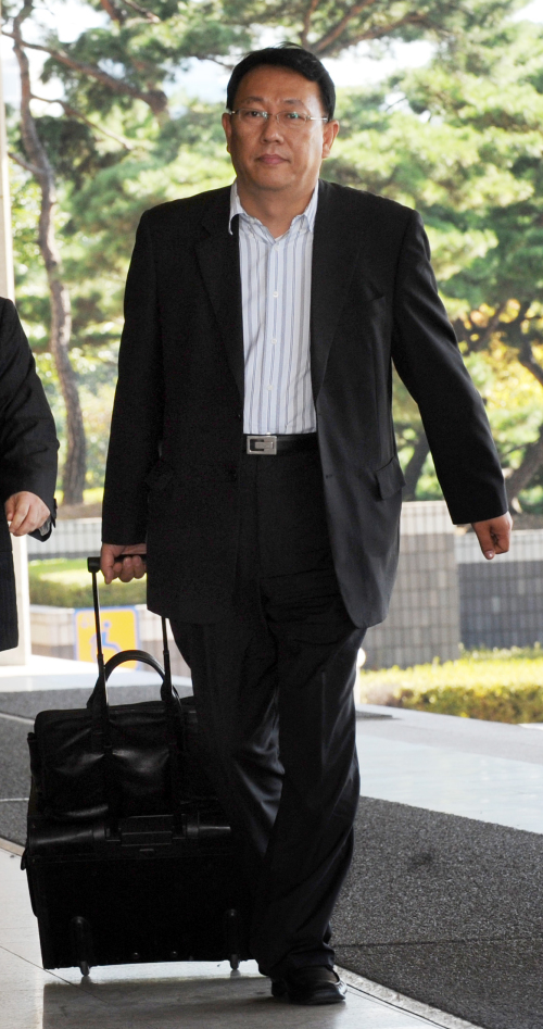신재민 전 문화체육관광부 차관 등 현정부 인사들에게 금품과 향응을 제공했다고 주장한 이국철 SLS그룹 회장이 3일 오전 서울중앙지검에  커다란 가방을 끌고 출석하고 있다. 이날 이 회장은 신 전 차관이 사용했다는 SLS그룹의 법인카드 전표 등 증빙자료를 제출할 것으로 알려졌다. 검찰은 지난 달 23일 이국철 회장을 소환해 조사했었다.박현구 기자phko@heraldm.com 2011.10.3\r\n신재민 전 문화체육관광부 차관 등 현정부 인사들에게 금품과 향응을 제공했다고 주장한 이국철 SLS그룹 회장이 3일 오전 서울중앙지검에  커다란 가방을 끌고 출석하고 있다. 이날 이 회장은 신 전 차관이 사용했다는 SLS그룹의 법인카드 전표 등 증빙자료를 제출할 것으로 알려졌다. 검찰은 지난 달 23일 이국철 회장을 소환해 조사했었다.박현구 기자phko@heraldm.com 2011.10.3