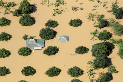 <YONHAP PHOTO-2601> In this photo provided by the Philippine Air Force, the roof of a house and the top of the trees can be seen above flood waters as flood have inundated the area Friday, Sept. 30, 2011 in Bulacan province, north of Manila, Philippines. Heavy rains from Typhoon Nesat that battered northeastern Philippines early this week filled up dams prompting officials to relase water overnight. (AP Photo/Philippine Air Force, Sgt. Frederick Bermas) EDITORIAL USE ONLY, ONE TIME USE ONLY/2011-09-30 22:44:22/ <저작권자 ⓒ 1980-2011 ㈜연합뉴스. 무단 전재 재배포 금지.>\r\nThe roof of a house and the tops of trees are seen above flood waters on Sept. 30 in Bulacan province, Philippines.      AP-Yonhap News