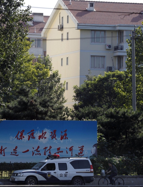 <YONHAP PHOTO-0758> In this photo taken Friday, Sept. 30, 2011, a police vehicle stationed outside the apartment, center top floor, where Liu Xia, wife of jailed democracy campaigner and Novel Peace Prize winner Liu Xiaobo, is believed to be held incommunicado in Beijing, China. In the quiet, leafy neighborhood of Beijing, Liu Xia has been living in enforced isolation watched by police, without phone or Internet access and prohibited from seeing all but a few family members. Her apparent misdeed: being married to the Nobel Peace Prize winner the Chinese government calls a criminal. (AP Photo/Ng Han Guan)/2011-10-02 11:10:53/ <저작권자 ⓒ 1980-2011 ㈜연합뉴스. 무단 전재 재배포 금지.>\r\nA police vehicle is stationed outside the apartment where Liu Xia, wife of jailed Novel Peace Prize winner Liu Xiaobo, is believed to be held incommunicado in Beijing. AP-Yonhap News