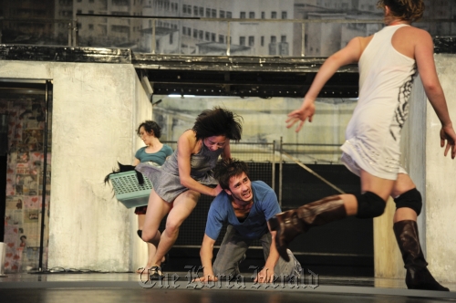 A scene from German multidisciplinary show “Megalopolis,” the opener for the 2011 Seoul Performing Arts Festival. Choe Young-mo