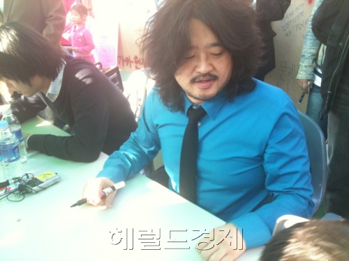 김어준 신문인 딴지일보 (총수) / <10ㆍ3 서울시장 야권통합후보경선> ‘나는 꼼수다’ 김어준 사인회 성황 外