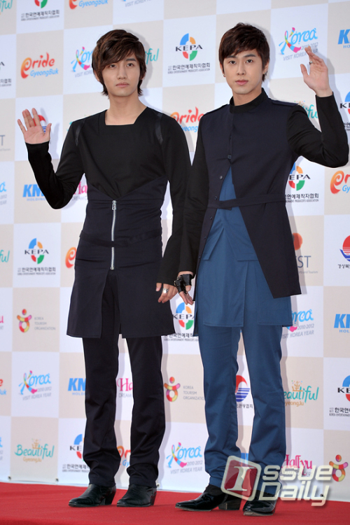 동방신기 (東方神起) 가수 / SJW_4396 / <포토뉴스> 동방신기, 시크한 손인사!